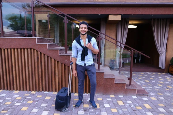Młody facet Emiraty biznesmen Student przyszedł przejdź do restauracji z Su — Zdjęcie stockowe