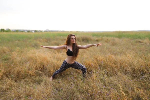 Girl spreads arms to side and keep straight parallel to ground, — Stock Photo, Image