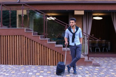 Genç adam Arap işadamı öğrenci geldiysen oraya restoran ile Su için