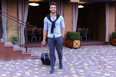 Genç adam Arap işadamı öğrenci geldiysen oraya restoran ile Su için