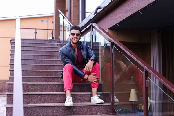 Maschio musulmano siede sorridente e posa sulle scale nel ristorante su — Foto Stock