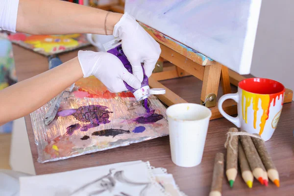 Artista extruye pintura de tubos en la paleta para mezclar colores t — Foto de Stock