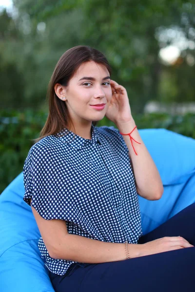 Portret van vrij vrouwelijke die in de stoel en poseren zat voor photog — Stockfoto