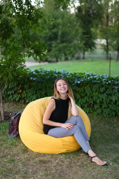 Portret van verleidelijke meisje glimlachend bij camera en fotograaf sit — Stockfoto