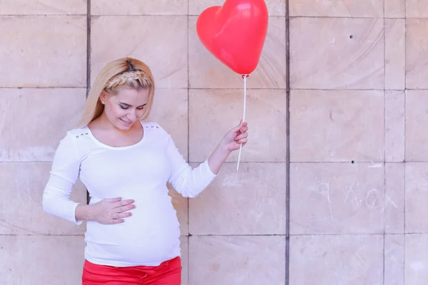 Linda grávida loira futura mãe olhando e poses para Pho — Fotografia de Stock