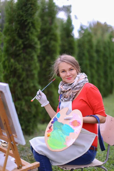 Vrouwen prachtige schilder poseren en glimlachen, lachen in de camera — Stockfoto