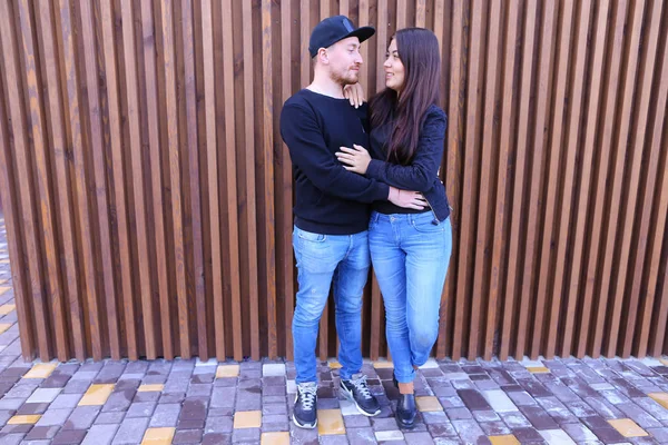 Adorável casal abraçando e olhando um para o outro olhos, suavemente — Fotografia de Stock