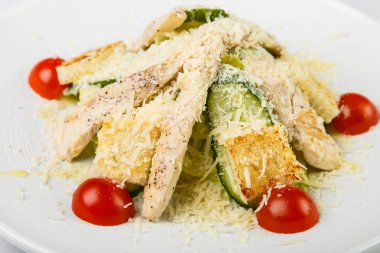 Circu beyaz peynir salata tavuk ve sebze ile serpilir