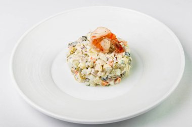 Hafif sebze salata yuvarlak şekil ve shr ile üst sosu ile