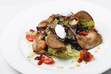 Whit üzerinde dairesel plaka üzerinde Tavşan eti ve beyaz peynirli salata