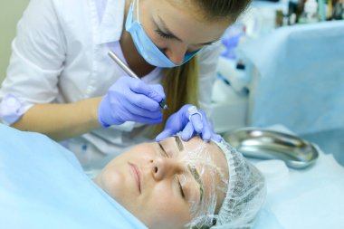 Fe çizim üzerinde çalışmaya konsantre kız ana mikrobleydingu