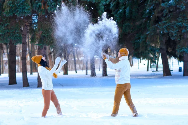 Portret młodej pary, uśmiechając się i grając śnieżkami w zimie — Zdjęcie stockowe