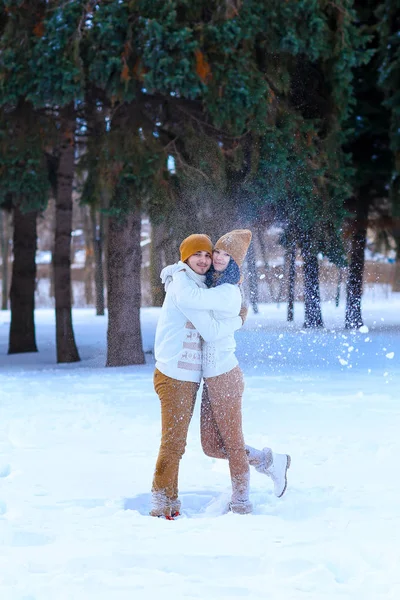 Retrato de pareja joven sonriendo y mirando a la cámara en invierno — Foto de Stock