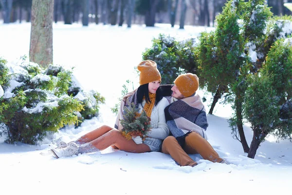 Retrato de pareja joven sonriendo y abrazándose en invierno en backgr — Foto de Stock