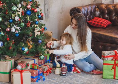 Mutlu anne ve çocuk bir Noel ağacı süsleme
