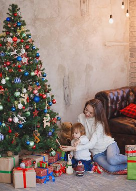 Mutlu anne ve çocuk bir Noel ağacı süsleme
