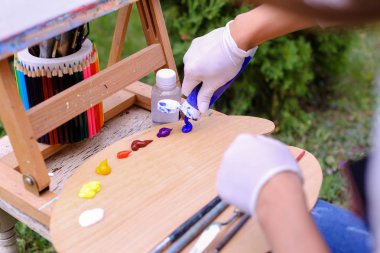 Kadın sanatçılar el tüpleri yağlı boya ahşap soluk üzerinde gelen sıkılmış