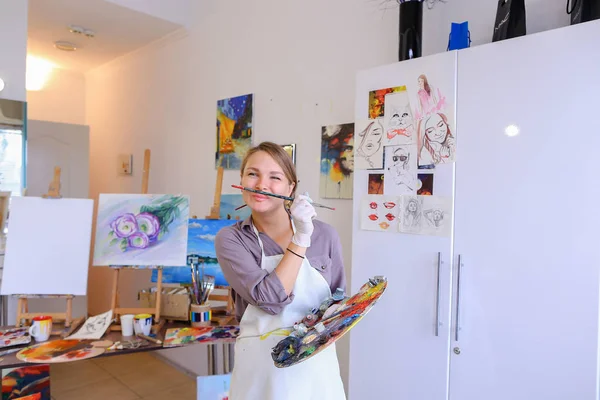 Femei pictor frumos pozând și zâmbind, râzând în cameră — Fotografie, imagine de stoc