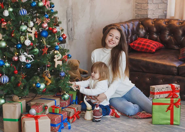 Feliz madre e hijo decorando un árbol de Navidad — Foto de Stock