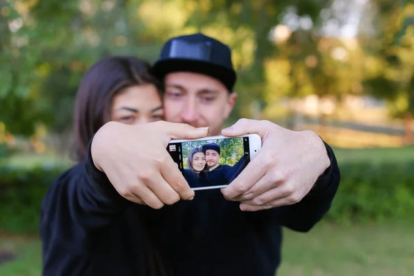 愛するカップルの手で電話を保持し、selfie、ハグ、p — ストック写真