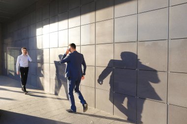 Yakışıklı aktif genç bakış açısı çocuklar, öğrenciler her karşılamak gitmek