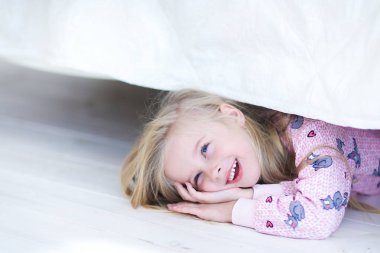 Kızı yatak, annem ve babam evde konuşulan altında gizleme