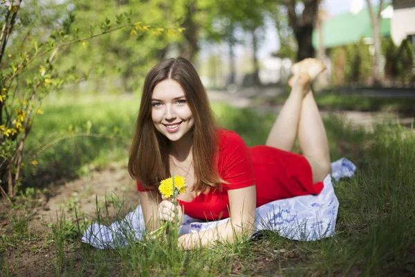 Porträt von jungen attraktiven Mädchen mit Grübchen lächeln und sieht ein — Stockfoto