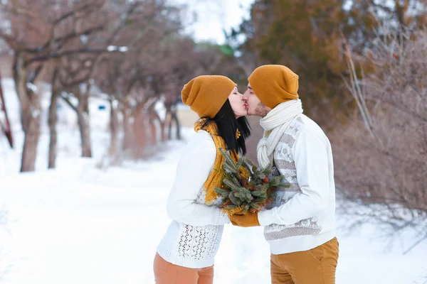 Retrato de pareja joven sonriendo y besos en cámara en winte — Foto de Stock