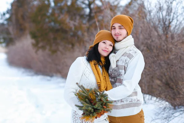 Retrato de pareja joven sonriendo y mirando a la cámara en invierno — Foto de Stock