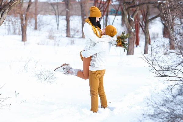 Portret młodej pary, uśmiechając się i przytulanie w zimie na tle — Zdjęcie stockowe
