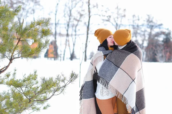 Retrato de pareja joven sonriendo y abrazando besos en invierno en — Foto de Stock