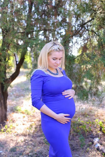 Sedutor jovem grávida senhora carícia tocar barriga e sente ervilha — Fotografia de Stock