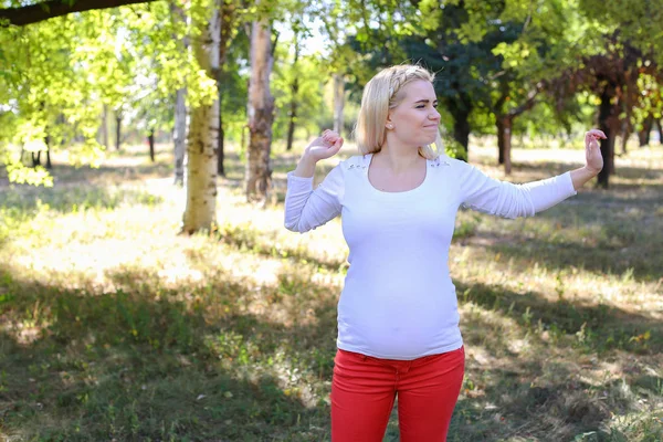 Erfreuliche Mädchen Vorbereitung Mutter zu werden ging spazieren und wieder — Stockfoto