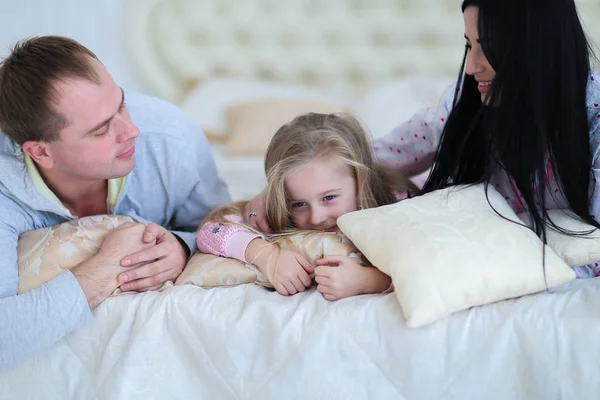 Esposa, marido e filha abraçando e sorrindo retrato da família — Fotografia de Stock