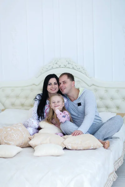 Vrouw man knuffelen en lachend portret van de familie in bed — Stockfoto