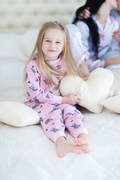 Filha abraçando e sorrindo retrato, hoiling amor coração travesseiro — Fotografia de Stock