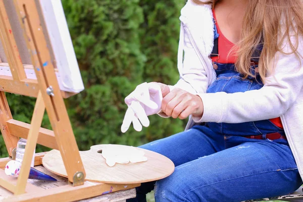 Mujeres artistas exprimidas a mano de tubos pintura al óleo sobre madera pálida — Foto de Stock