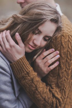 Yumuşak ve tatlı aşk, bokeh ile sarılma çift portresi bulanıklık