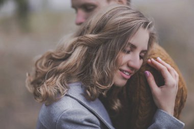 Çok yumuşak ve tatlı aşk, b ile sarılma çift portresi bulanıklık