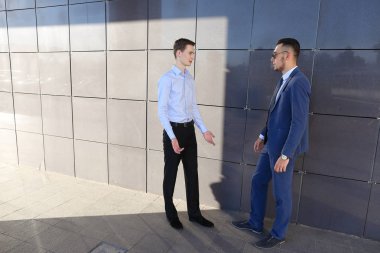 İki genç yetişkin önemli konuları tartışmaya girişimciler mans,