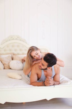 Mutlu yeni evliler harcamak onların balayı birlikte karşılamak sabah yalan