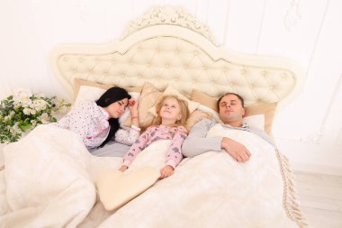 Anne, baba uyku ve kızım onları uyandırmak ya da aslee gidemez