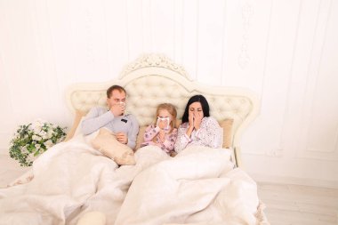 Aile hastalandı, hapşırma ve evde yatakta yatmak