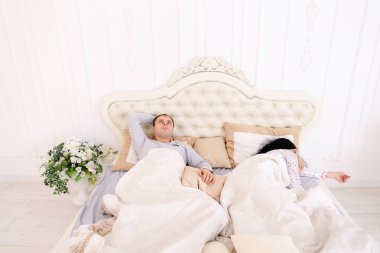 Adam yatakta, uyku değil eşi uyku sırasında düşünme