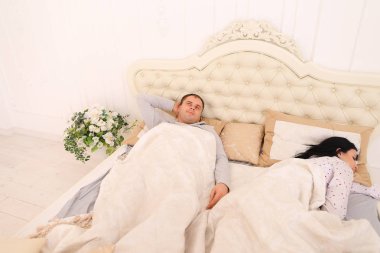 Adam yatakta, uyku değil eşi uyku sırasında düşünme