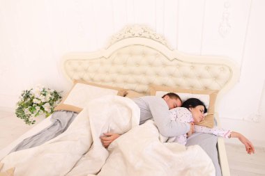 Adam karısını uyurken sarılma uyku yok