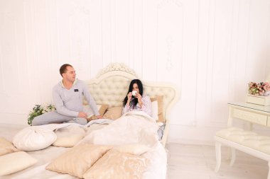 Adam getirdi kız yatakta, kahve kahvaltı kocası umurunda karısı için