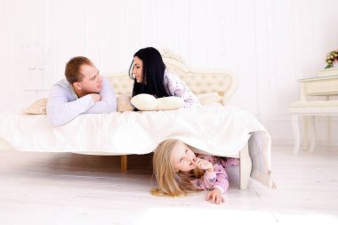 Kızı yatak, annem ve babam evde konuşulan altında gizleme