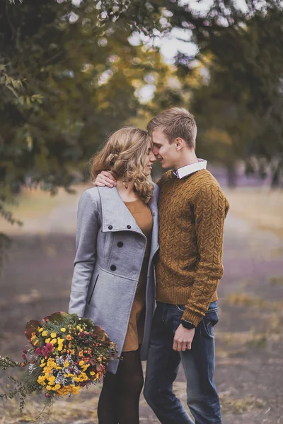 Retrato de belos abraços de casal jovens, amam um ao outro em suave — Fotografia de Stock