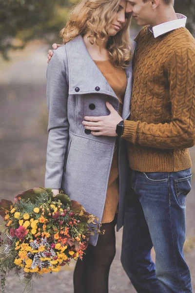 Portrait of beautiful young couple hugs, enjoy each other in sof — Stock Photo, Image